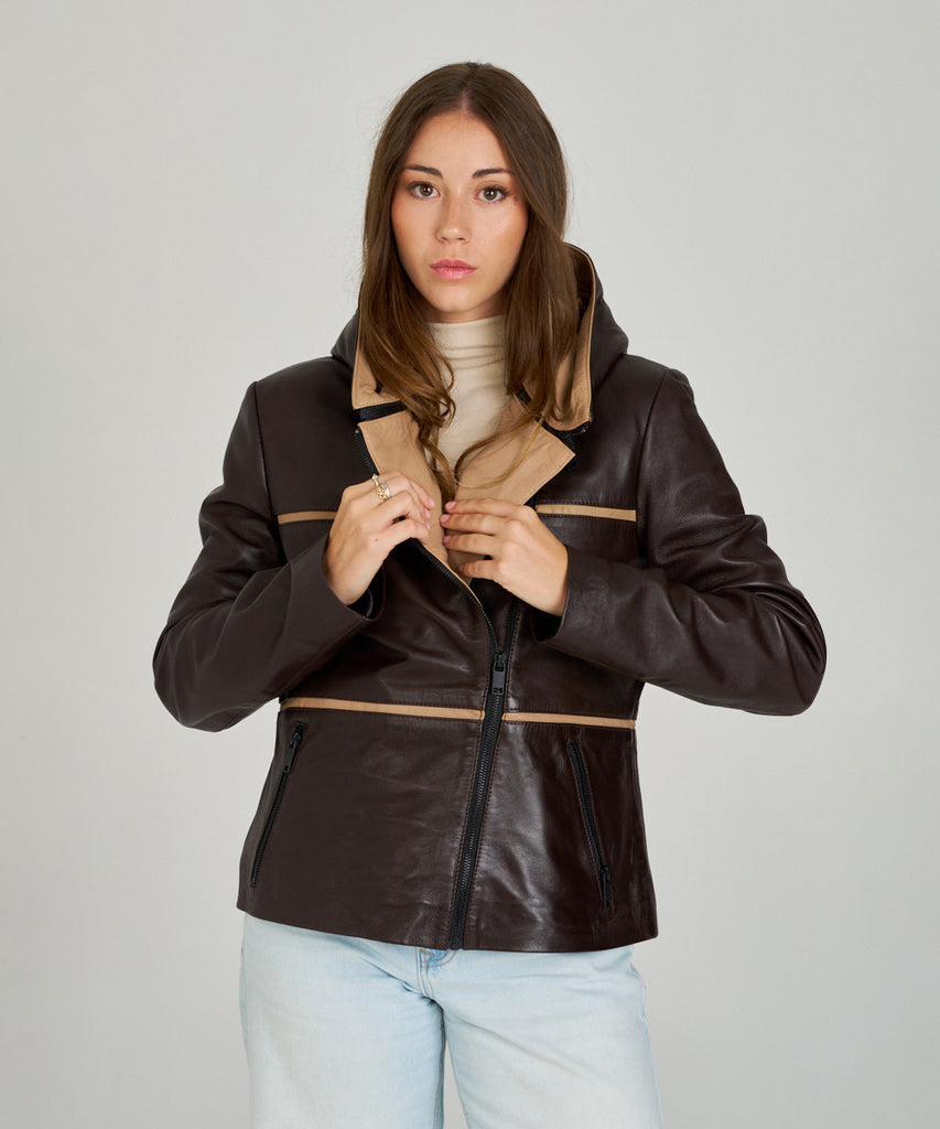 Chaqueta de piel marrón con capucha desmontable para mujer HervásPiel, con detalles en beige y cierre de cremallera.