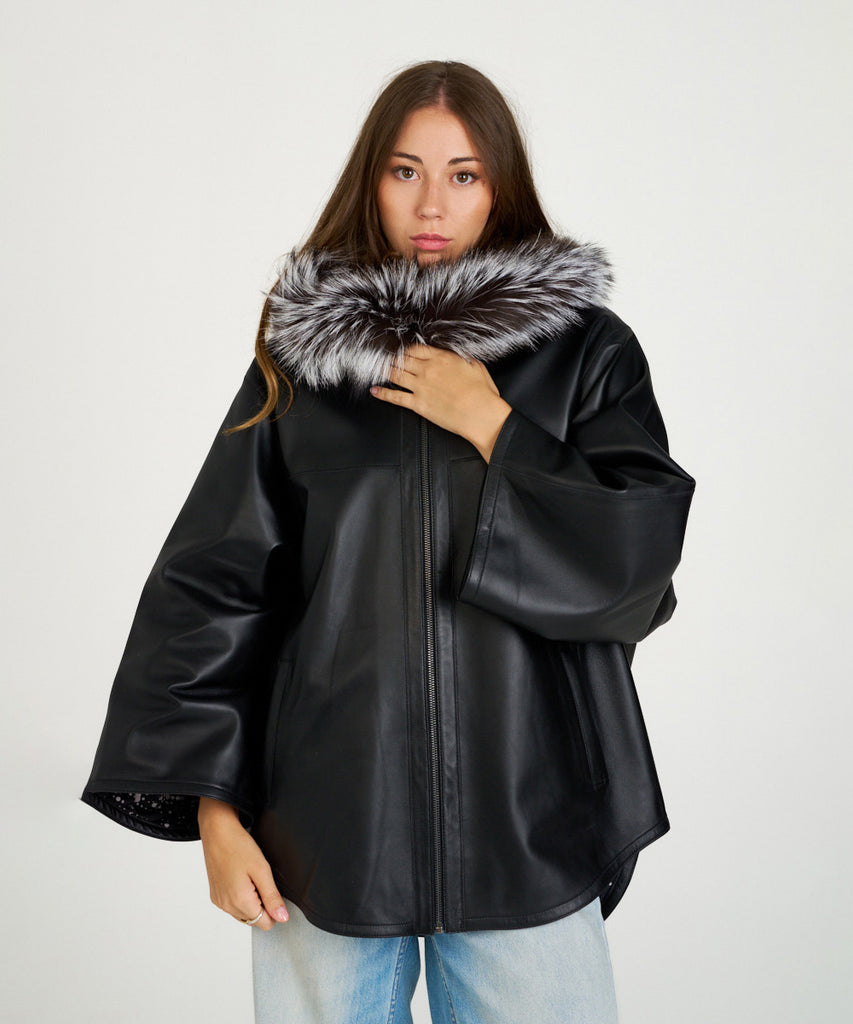 Chaqueta de piel negra para mujer con capucha de piel de pelo natural. Diseño oversize elegante y cálido. Sofisticación y confort en cada detalle.