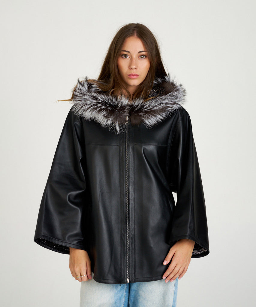Chaqueta de piel negra para mujer con capucha de piel de pelo natural. Diseño oversize elegante y cálido. Sofisticación y confort en cada detalle.