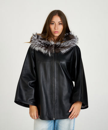 Chaqueta de piel negra para mujer con capucha de piel de pelo natural. Diseño oversize elegante y cálido. Sofisticación y confort en cada detalle.