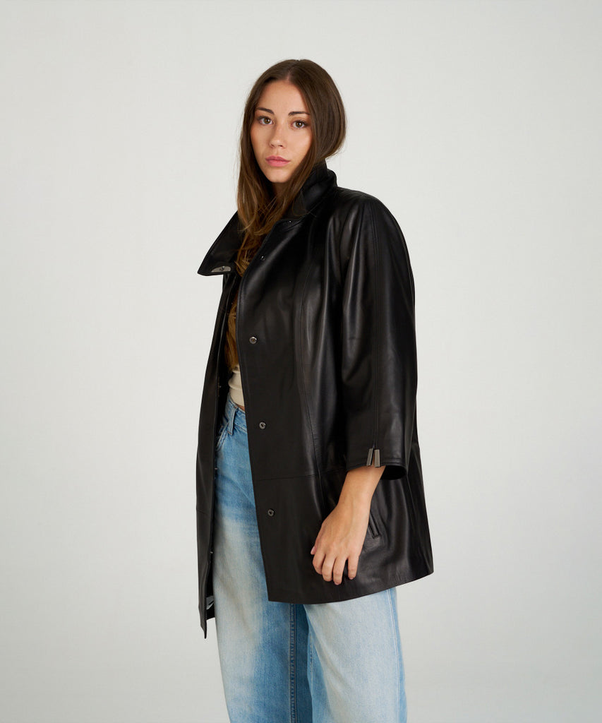Chaqueta de piel negra para mujer. Diseño moderno con manga tres cuartos y botones a presión. Ligera, elegante y muy versátil.