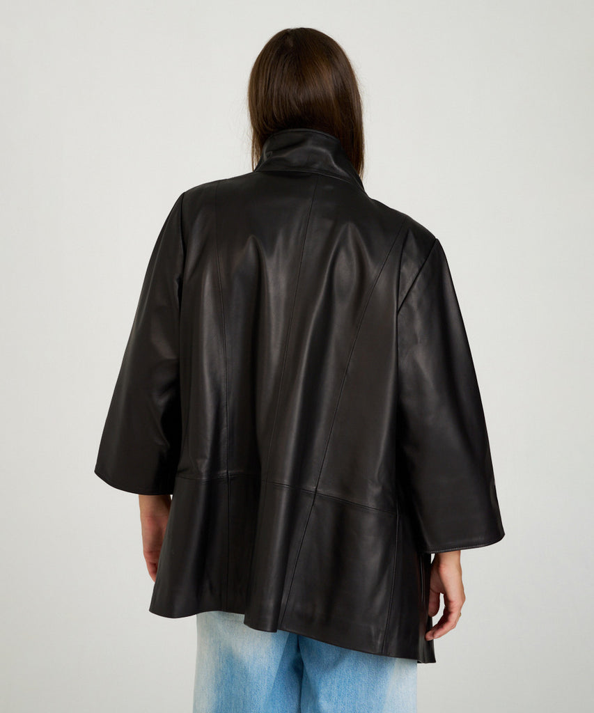 Chaqueta de piel negra para mujer. Diseño moderno con manga tres cuartos y botones a presión. Ligera, elegante y muy versátil.