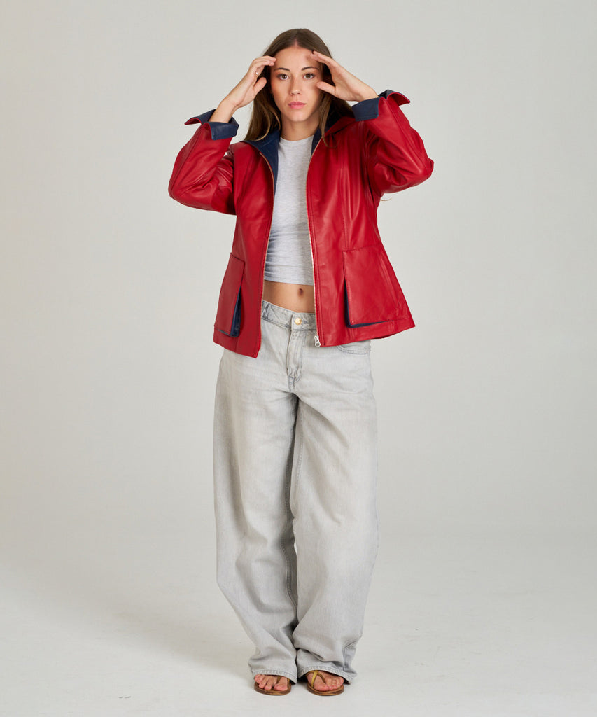 Chaqueta en piel napa roja para mujer, confeccionada en piel ovina. 