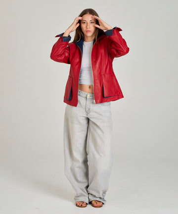 Chaqueta en piel napa roja para mujer, confeccionada en piel ovina. 