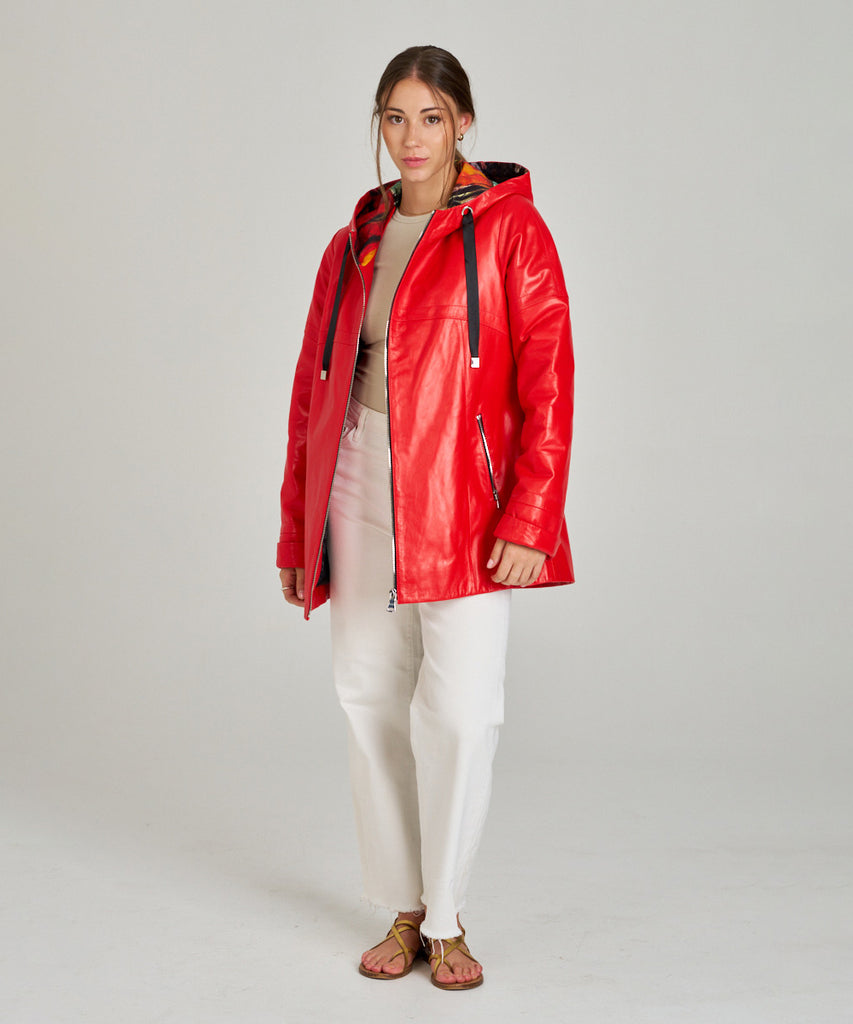 Chaqueta de piel roja para mujer con capucha estampada. Diseño moderno y cómodo en napa suave. Ideal para looks urbanos de entretiempo.