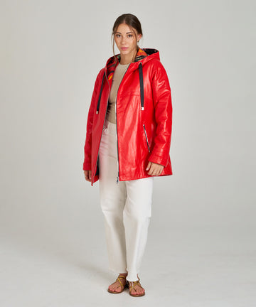Chaqueta de piel roja para mujer con capucha estampada. Diseño moderno y cómodo en napa suave. Ideal para looks urbanos de entretiempo.
