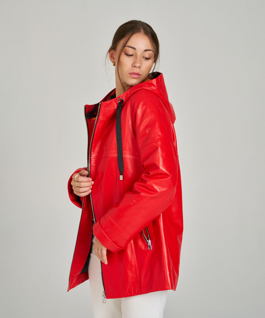 Chaqueta de piel roja para mujer con capucha estampada. Diseño moderno y cómodo en napa suave. Ideal para looks urbanos de entretiempo.