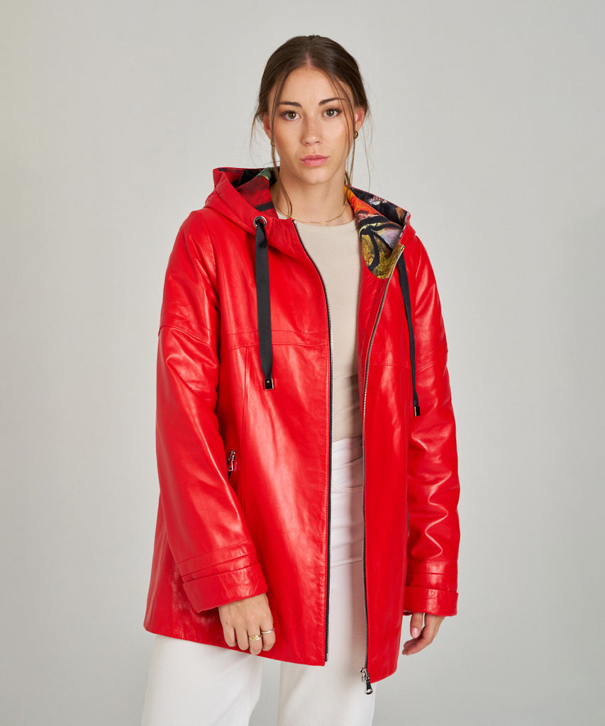 Chaqueta de piel roja para mujer con capucha estampada. Diseño moderno y cómodo en napa suave. Ideal para looks urbanos de entretiempo.