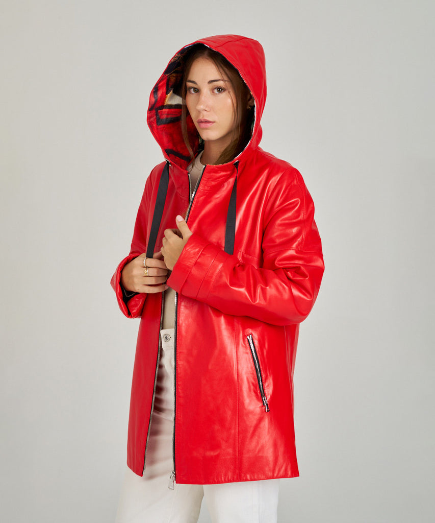 Chaqueta de piel roja para mujer con capucha estampada. Diseño moderno y cómodo en napa suave. Ideal para looks urbanos de entretiempo.