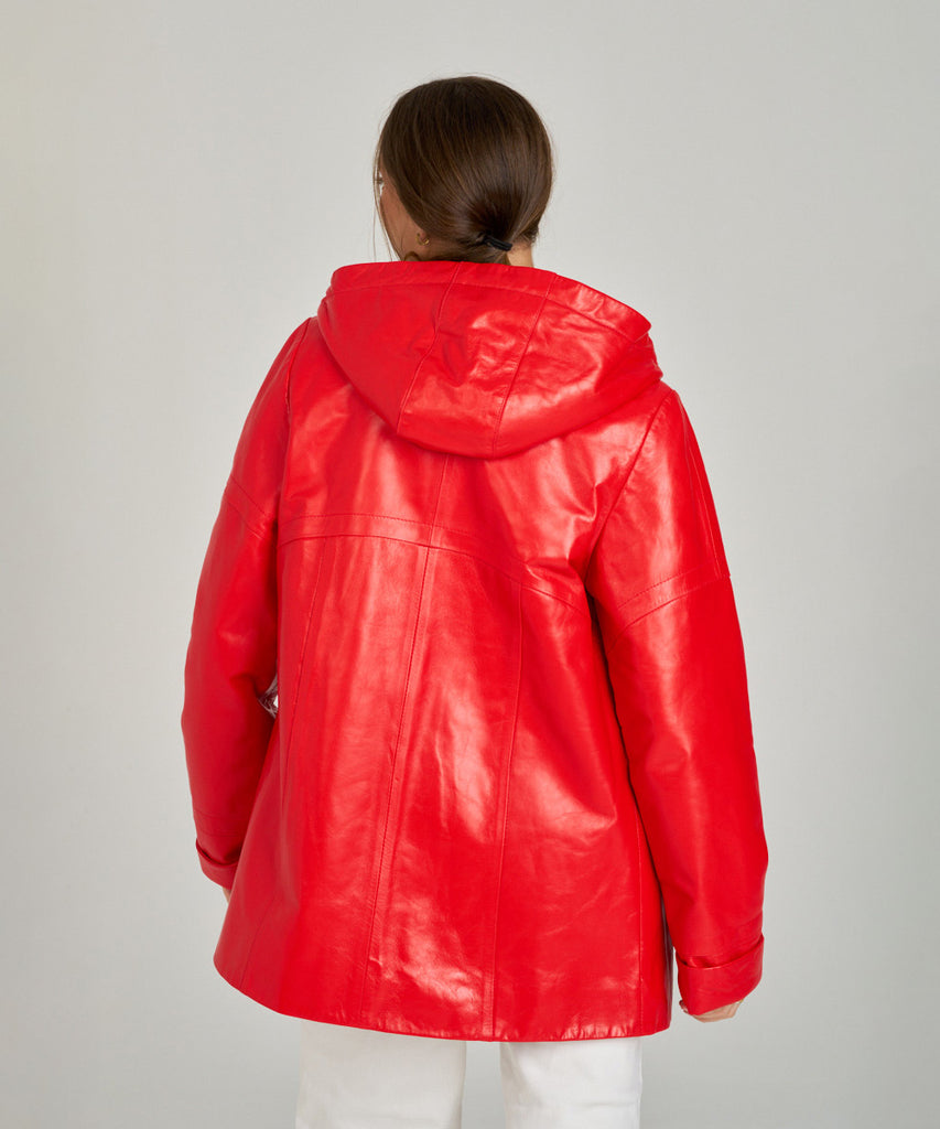 Chaqueta de piel roja para mujer con capucha estampada. Diseño moderno y cómodo en napa suave. Ideal para looks urbanos de entretiempo.