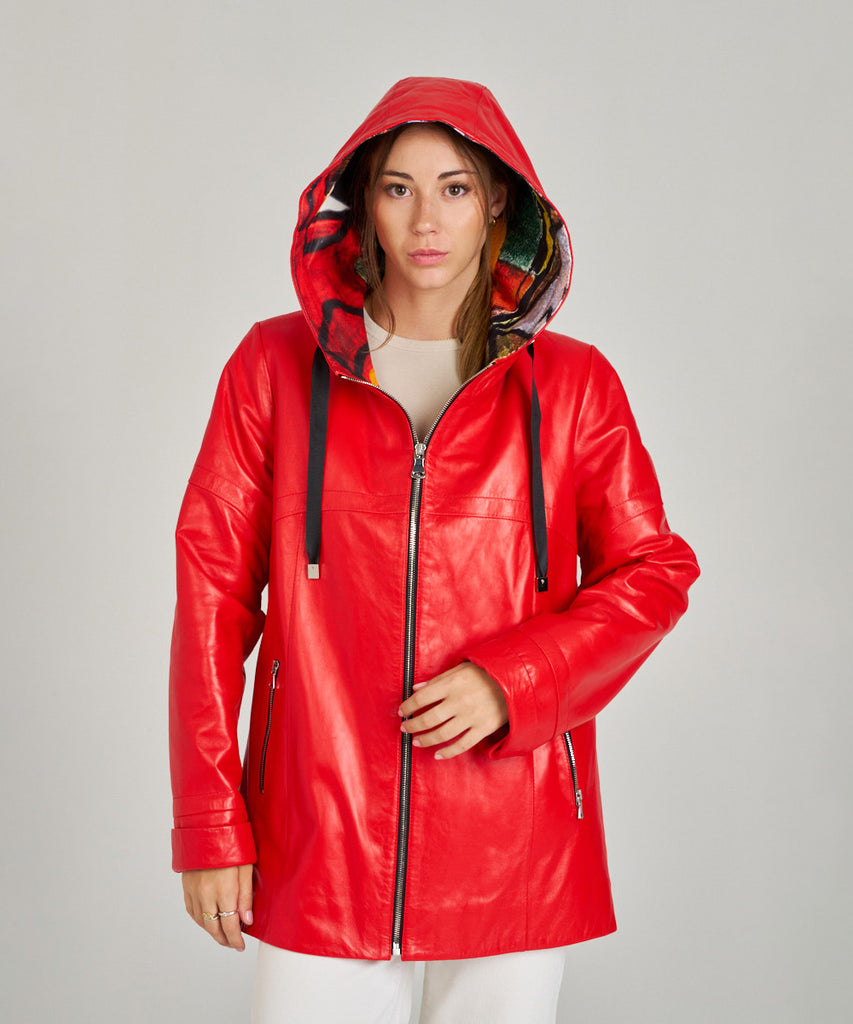 Chaqueta de piel roja para mujer con capucha estampada. Diseño moderno y cómodo en napa suave. Ideal para looks urbanos de entretiempo.