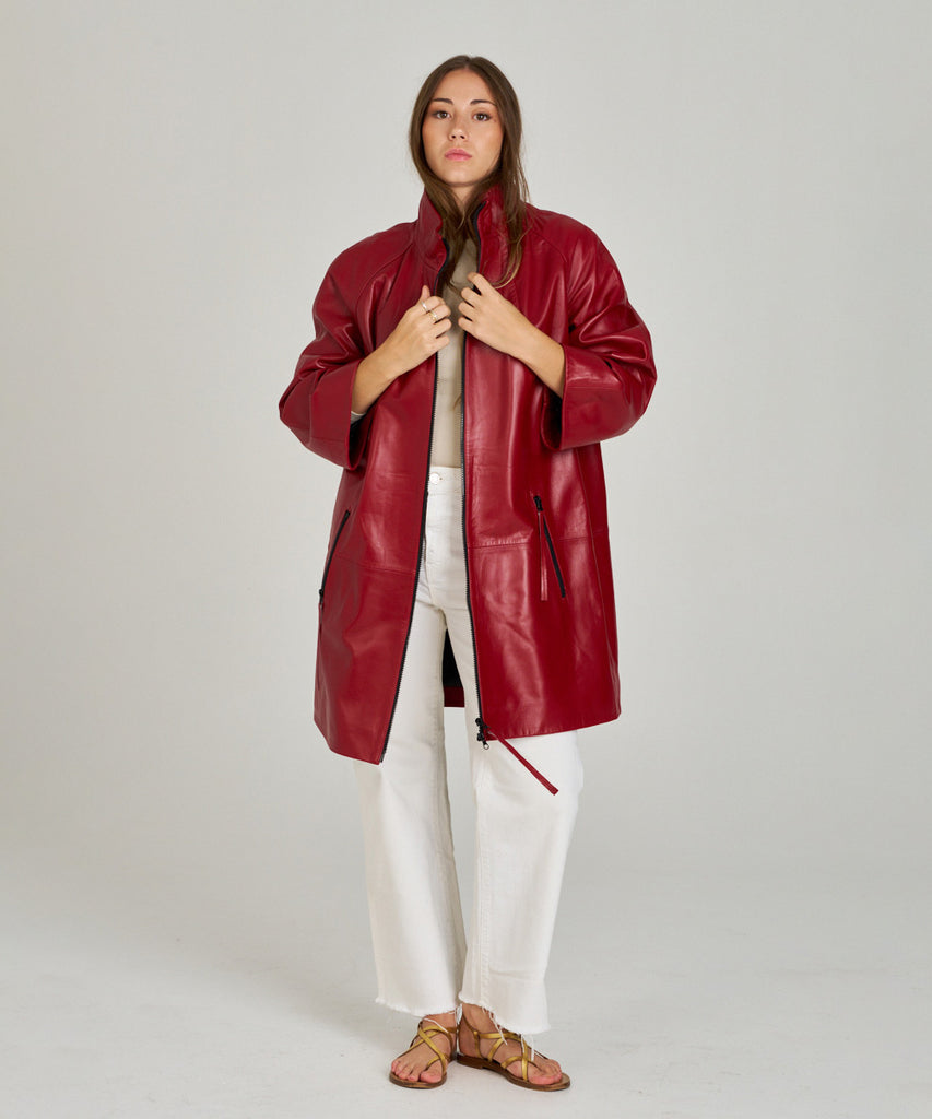 Chaqueta oversize de piel roja para mujer. Diseño moderno en napa ovina con cremallera y cuello alto. Ligera, suave y elegante.