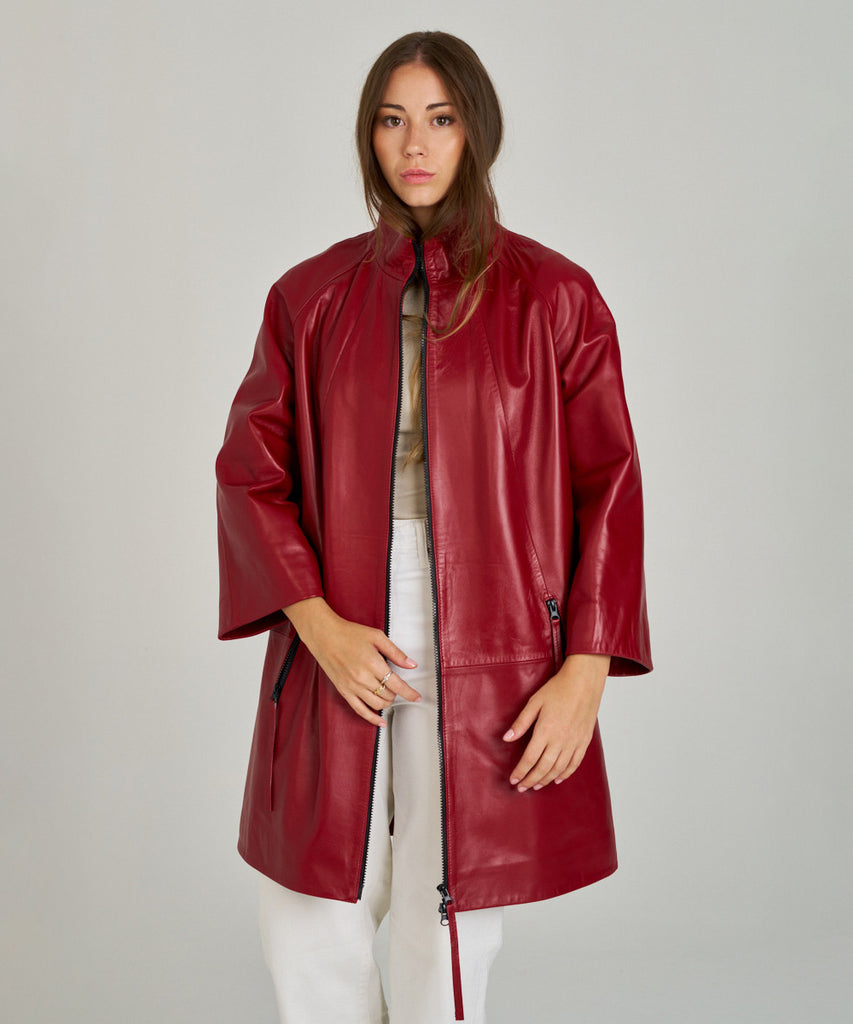 Chaqueta oversize de piel roja para mujer. Diseño moderno en napa ovina con cremallera y cuello alto. Ligera, suave y elegante.