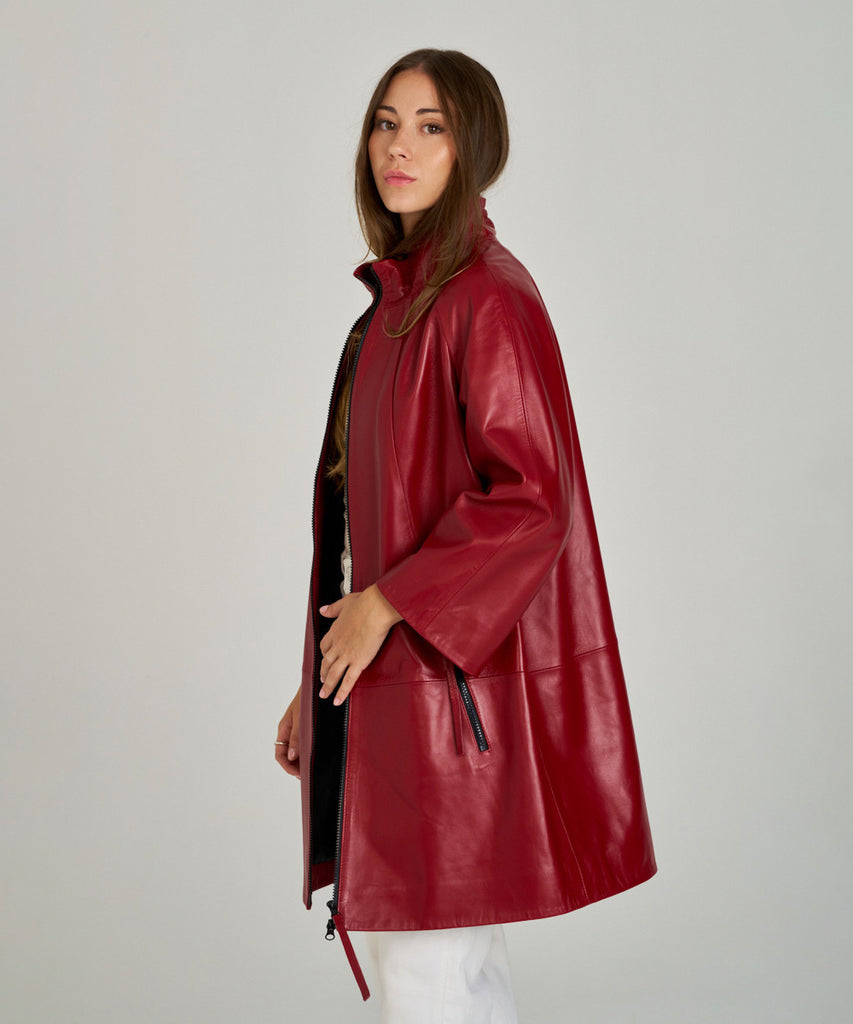 Chaqueta oversize de piel roja para mujer. Diseño moderno en napa ovina con cremallera y cuello alto. Ligera, suave y elegante.