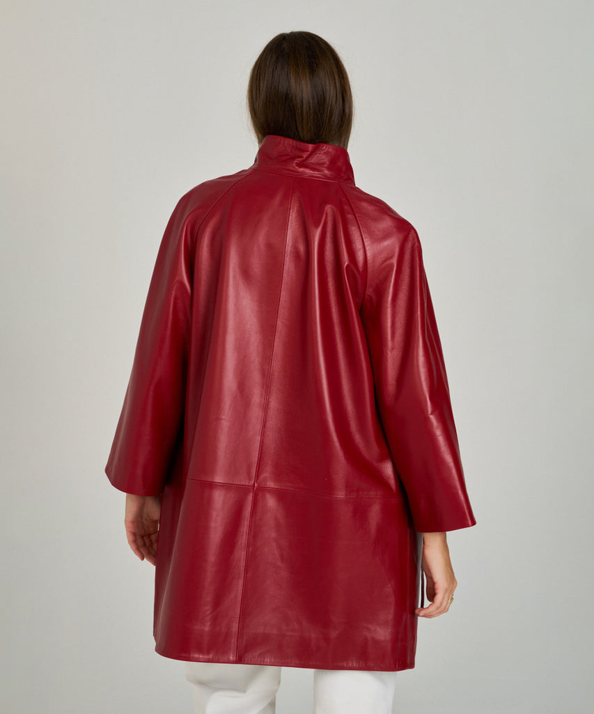Chaqueta oversize de piel roja para mujer. Diseño moderno en napa ovina con cremallera y cuello alto. Ligera, suave y elegante.