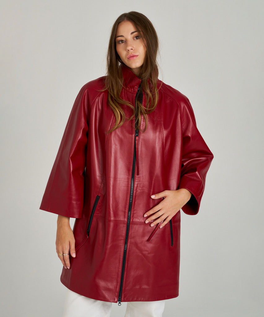 Chaqueta oversize de piel roja para mujer. Diseño moderno en napa ovina con cremallera y cuello alto. Ligera, suave y elegante.