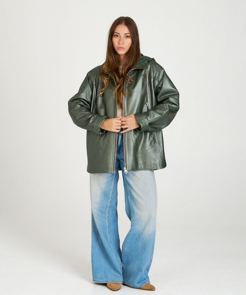 Chaqueta de piel verde oversize con capucha y textura suave. Diseño moderno, funcional y elegante, ideal para looks urbanos.