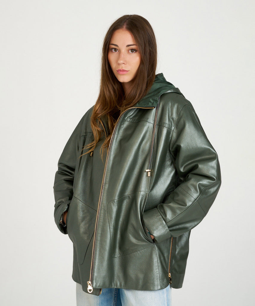Chaqueta de piel verde oversize con capucha y textura suave. Diseño moderno, funcional y elegante, ideal para looks urbanos.