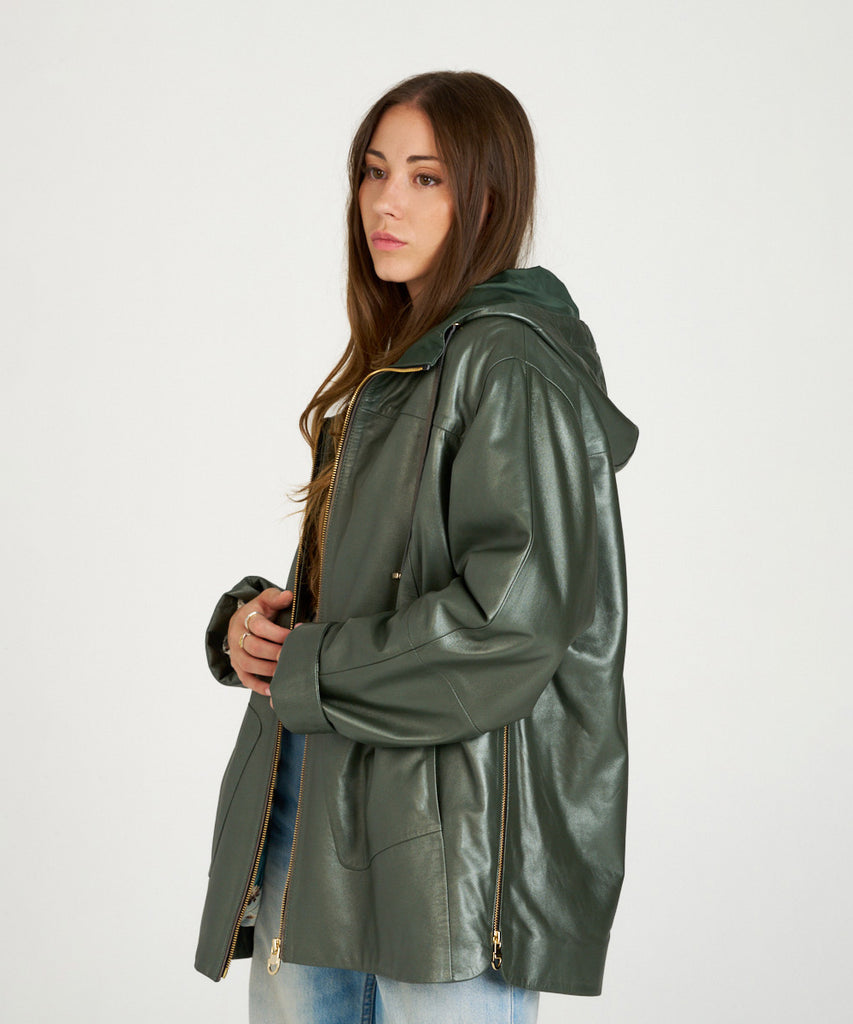 Chaqueta de piel verde oversize con capucha y textura suave. Diseño moderno, funcional y elegante, ideal para looks urbanos.