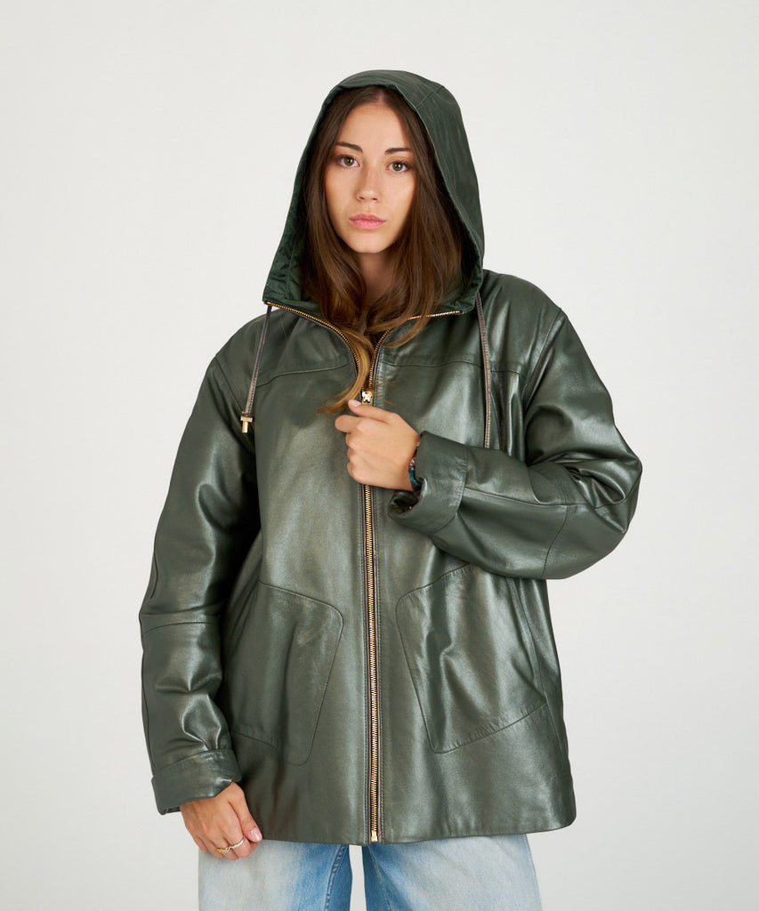 Chaqueta de piel verde oversize con capucha y textura suave. Diseño moderno, funcional y elegante, ideal para looks urbanos.