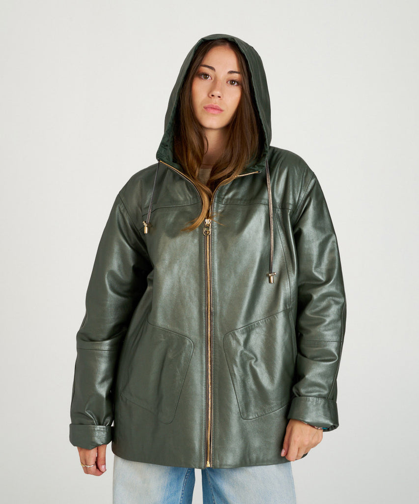 Chaqueta de piel verde oversize con capucha y textura suave. Diseño moderno, funcional y elegante, ideal para looks urbanos.
