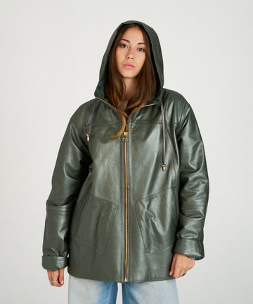 Chaqueta de piel verde oversize con capucha y textura suave. Diseño moderno, funcional y elegante, ideal para looks urbanos.