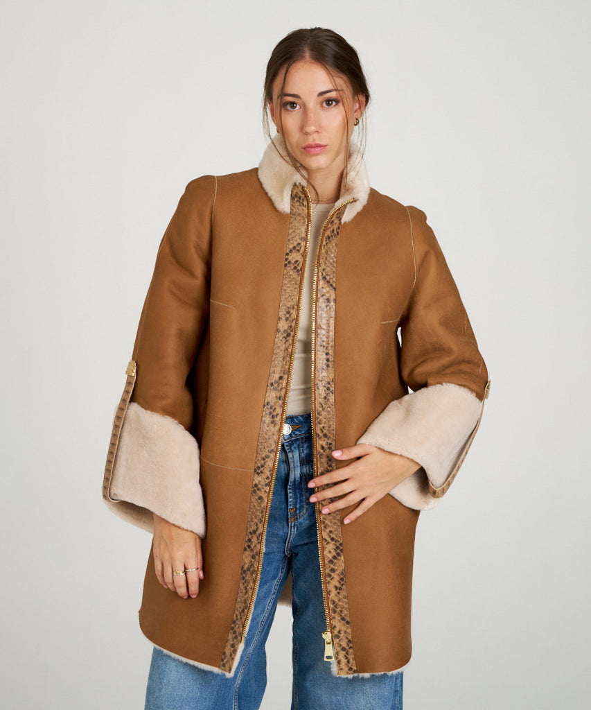 Chaqueta de piel vuelta camel con interior de borrego y detalles relieve. Prenda elegante, cálida y sofisticada para mujer.