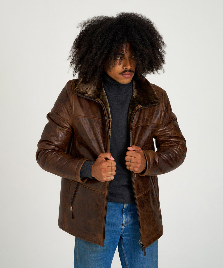 Chaqueta de piel vuelta doble faz marrón con acabado craquelado.