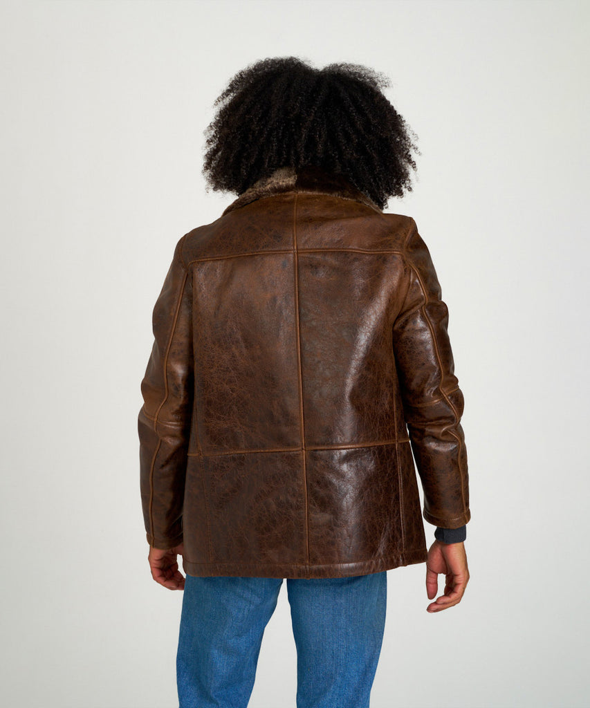 Chaqueta de piel vuelta doble faz marrón con acabado craquelado.