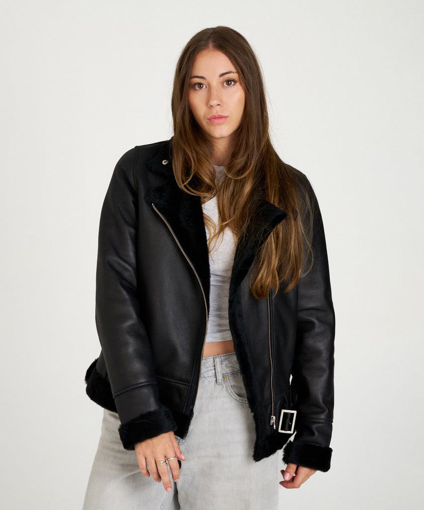 Chaqueta de piel vuelta negra doble faz con interior de borreguito