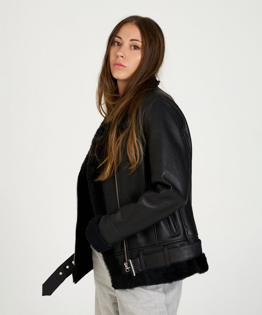 Chaqueta de piel vuelta negra doble faz con interior de borreguito