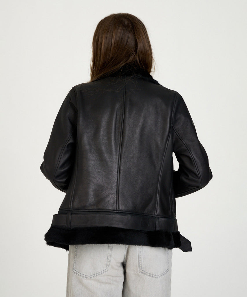 Chaqueta de piel vuelta negra doble faz con interior de borreguito