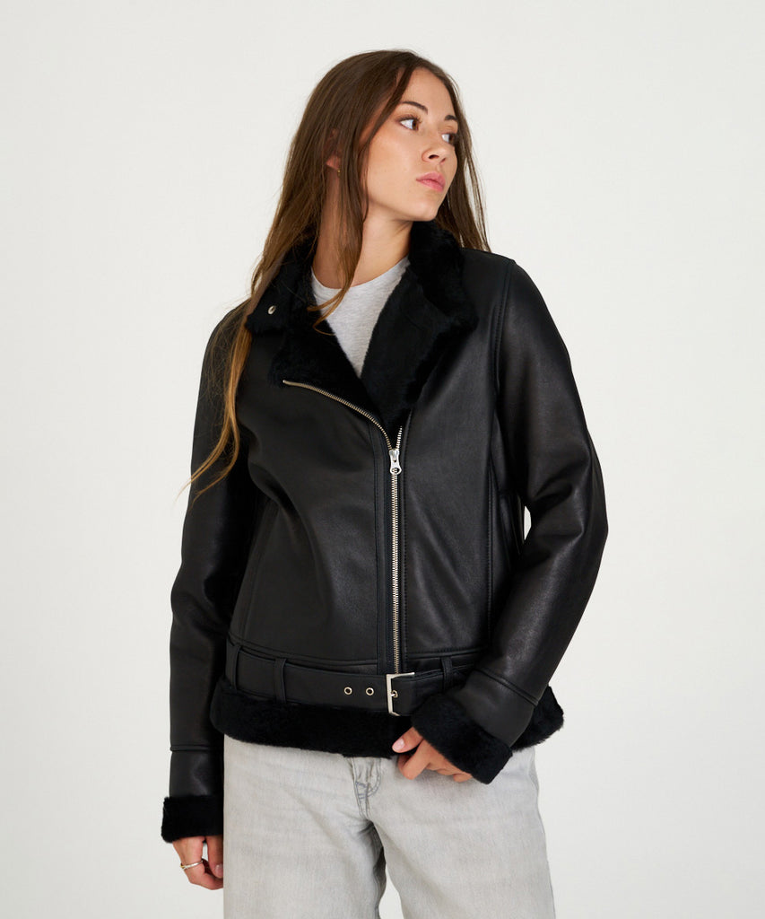 Chaqueta de piel vuelta negra doble faz con interior de borreguito