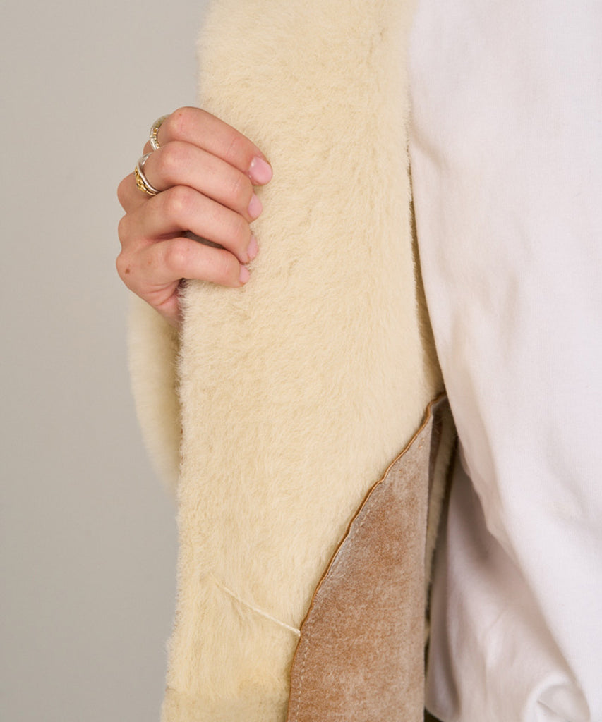 Chaqueta de piel vuelta doble faz con capucha y pelo natural en color camel.