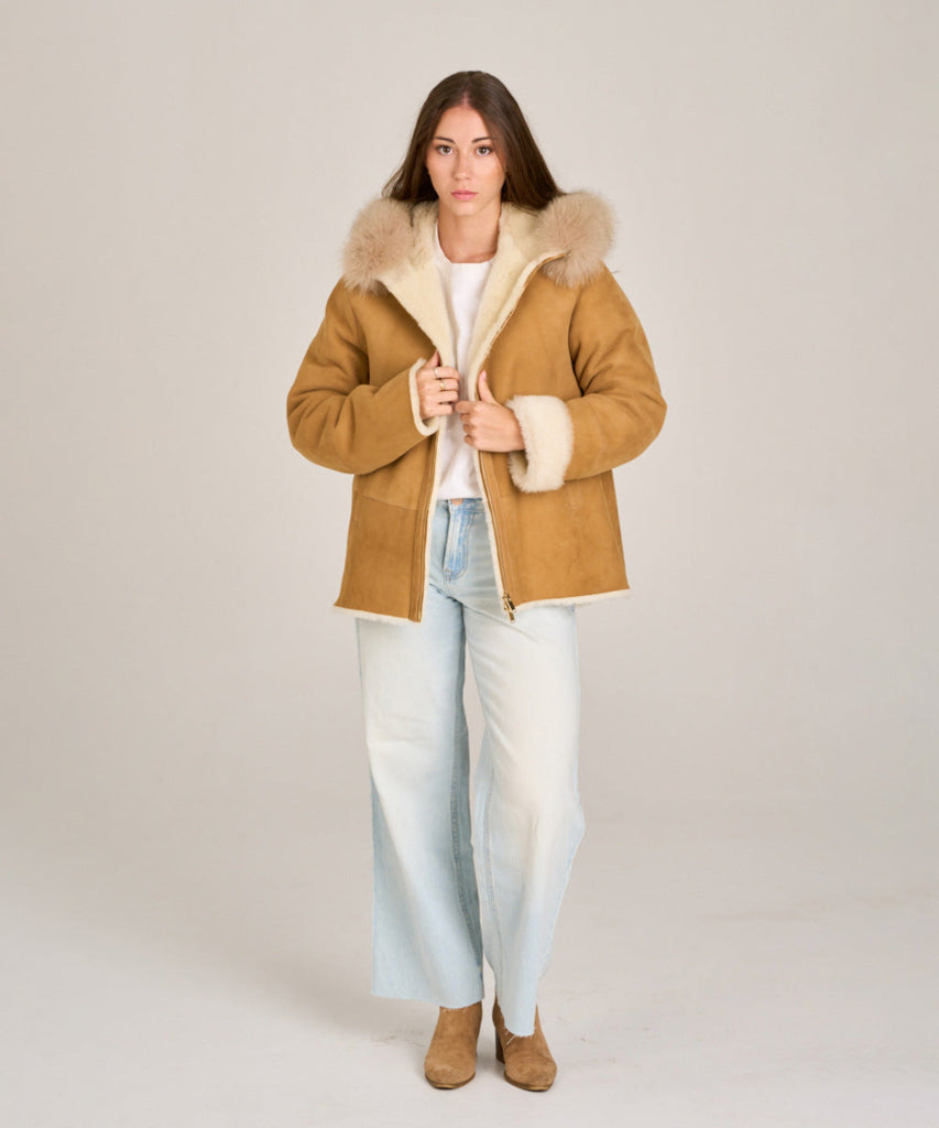Chaqueta de piel vuelta doble faz con capucha y pelo natural en color camel.