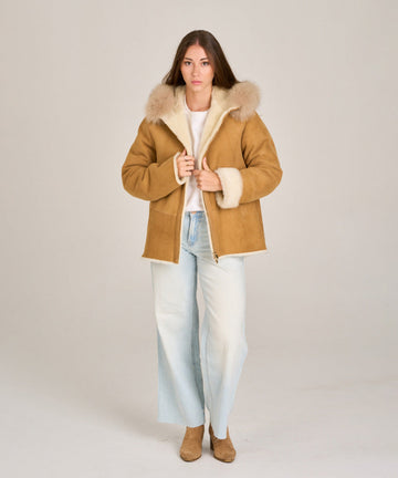 Chaqueta de piel vuelta doble faz con capucha y pelo natural en color camel.