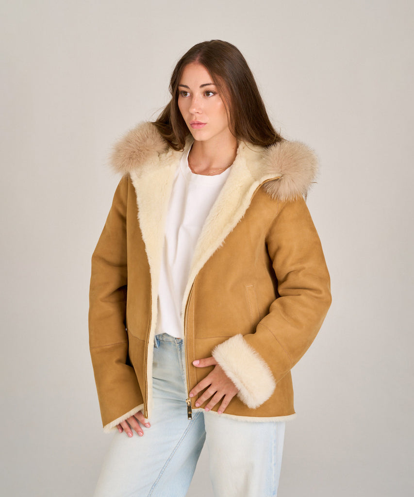 Chaqueta de piel vuelta doble faz con capucha y pelo natural en color camel.