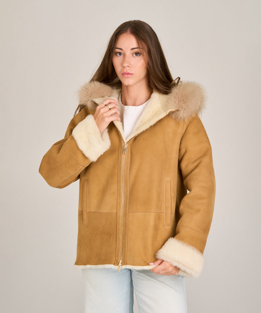 Chaqueta de piel vuelta doble faz con capucha y pelo natural en color camel.