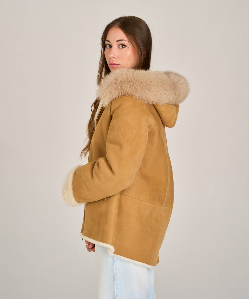 Chaqueta de piel vuelta doble faz con capucha y pelo natural en color camel.