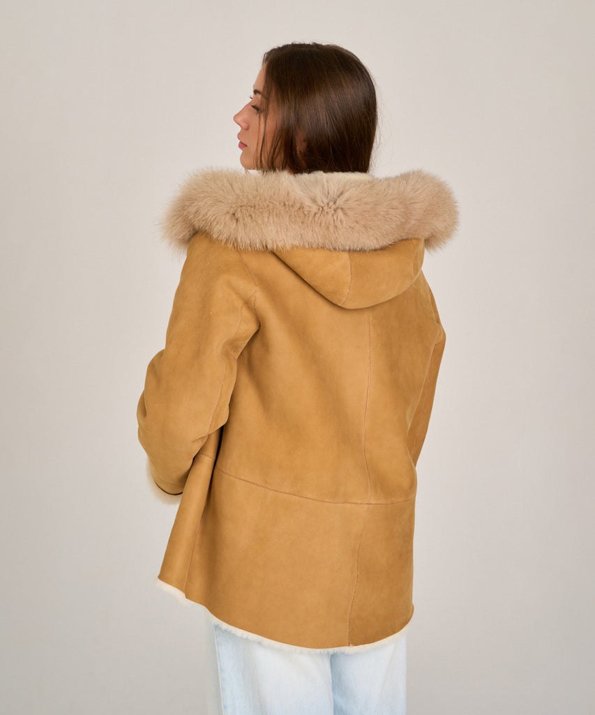 Chaqueta de piel vuelta doble faz con capucha y pelo natural en color camel.