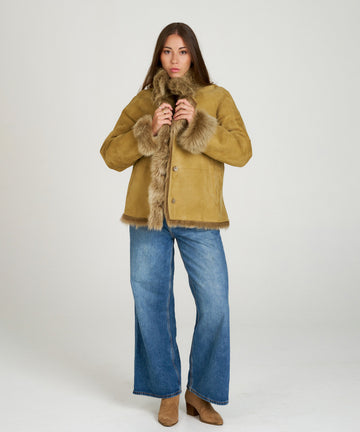 Chaqueta de piel vuelta con piel de pelo vista en cuello y puños color camel