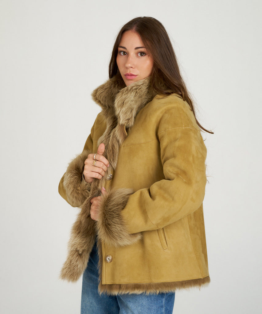 Chaqueta de piel vuelta con piel de pelo vista en cuello y puños color camel