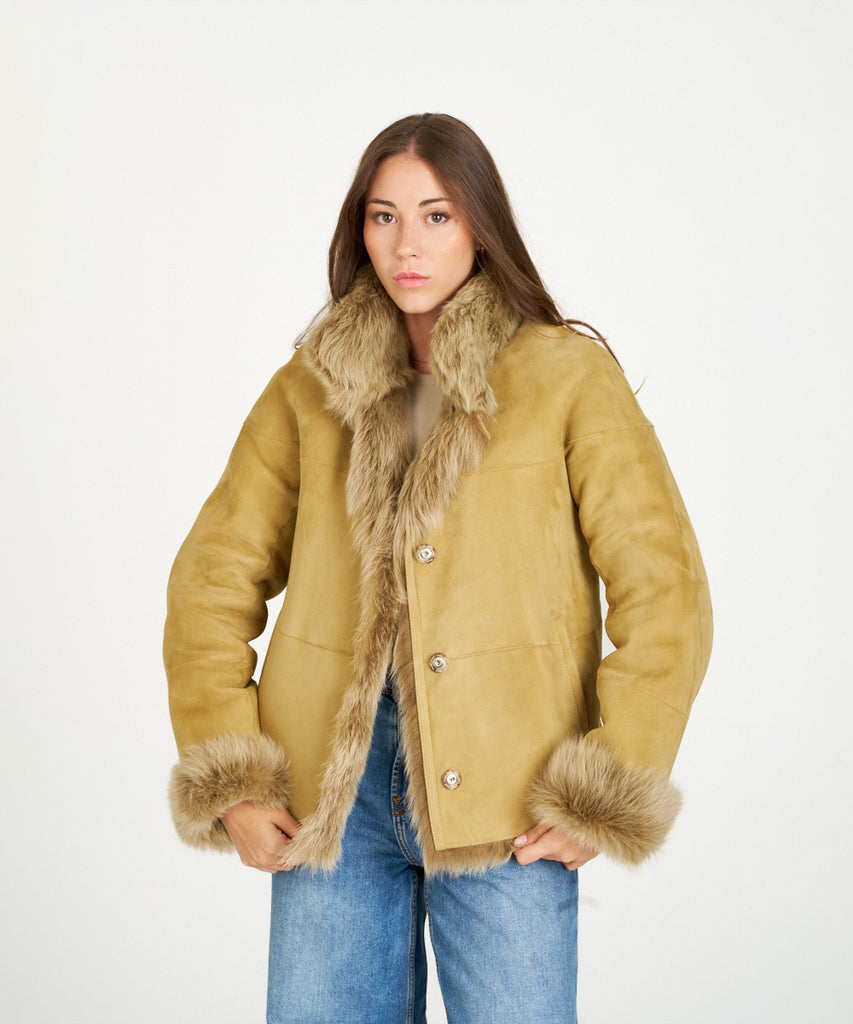 Chaqueta de piel vuelta con piel de pelo vista en cuello y puños color camel