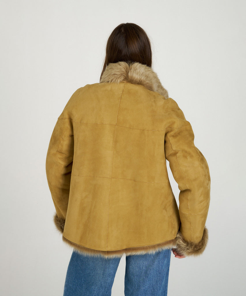 Chaqueta de piel vuelta con piel de pelo vista en cuello y puños color camel