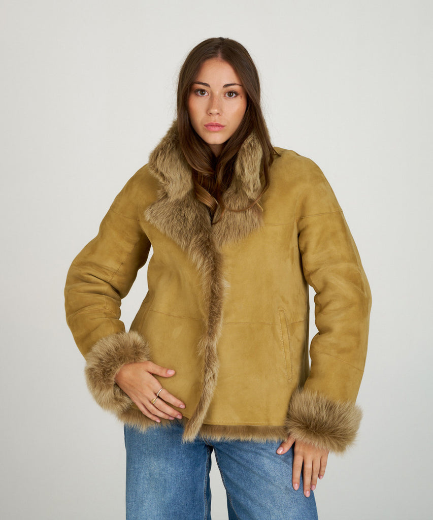 Chaqueta de piel vuelta con piel de pelo vista en cuello y puños color camel