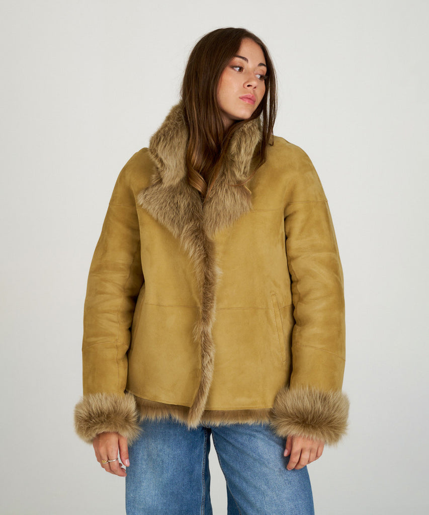 Chaqueta de piel vuelta con piel de pelo vista en cuello y puños color camel