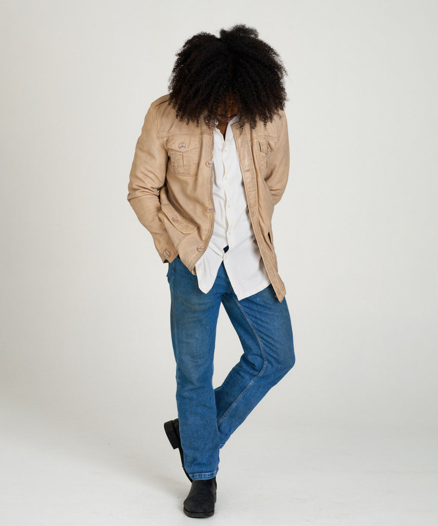 Chaqueta sahariana de piel color arena para hombre HervásPiel, con bolsillos frontales, cierre de cremallera y tapeta con botones.