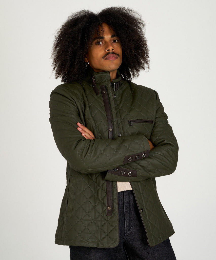 Chaqueta acolchada verde de piel con cuello alto y hebilla, estilo urbano y elegante.