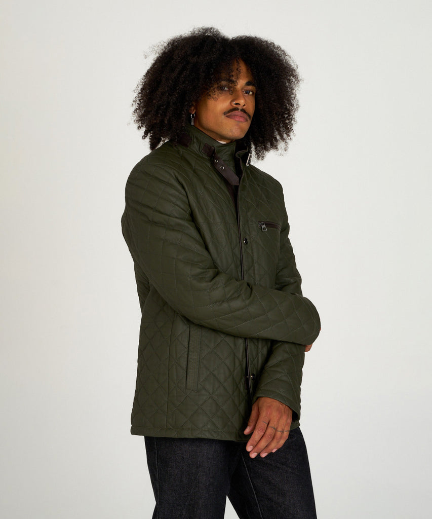 Chaqueta acolchada verde de piel con cuello alto y hebilla, estilo urbano y elegante.