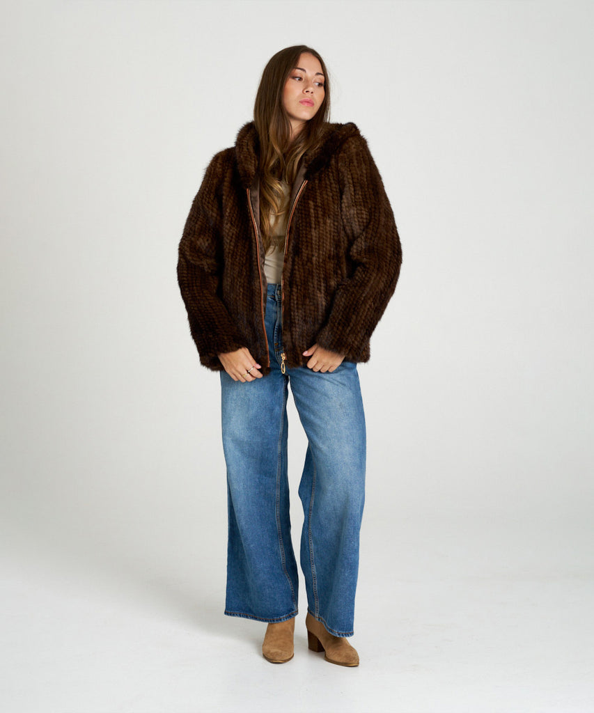 Chaqueta de visón tricotado marrón con capucha.